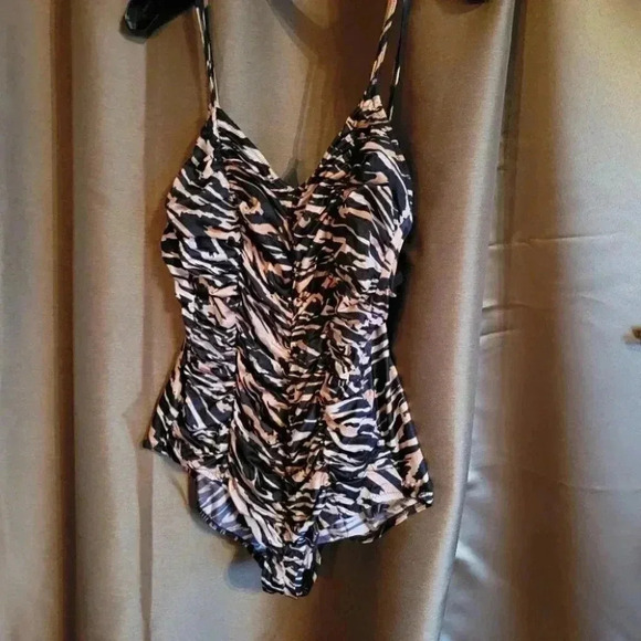 Womans One Piece Swim Bathing Suit size 16 shirred gathered  front - Picture 8 of 8
